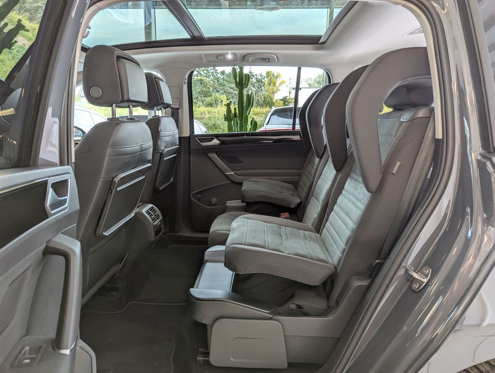 VW Touran 2.0 DSG R-Line High. Pano 7-Si IQ.Drive A - Image 15