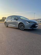 Toyota Corolla 2,0 Hybrid Club - Toyota Corolla mit Benzin-Antrieb: Limousine, Automatik