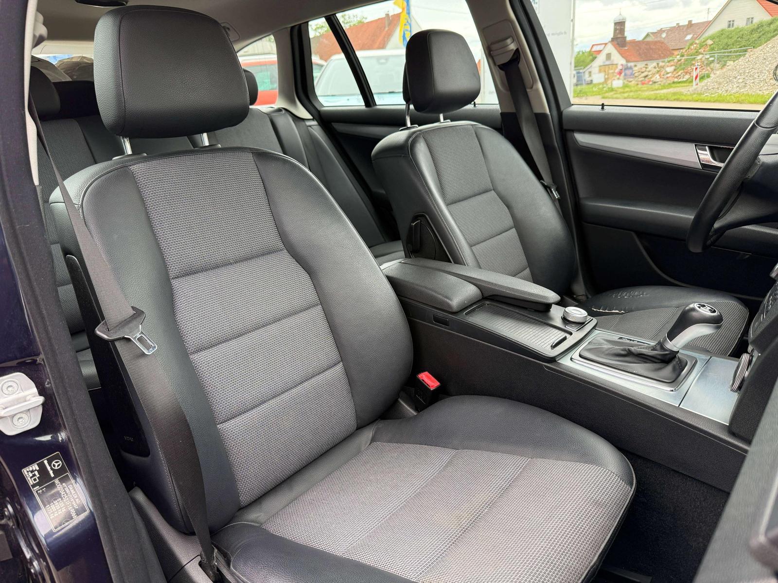 Mercedes-Benz C230 2008 — photo 19