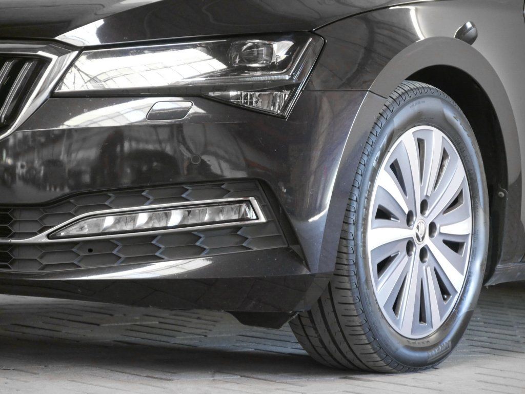Fahrzeugabbildung SKODA Superb  2.0 TDI Premium Edition SHZ Navi PDC