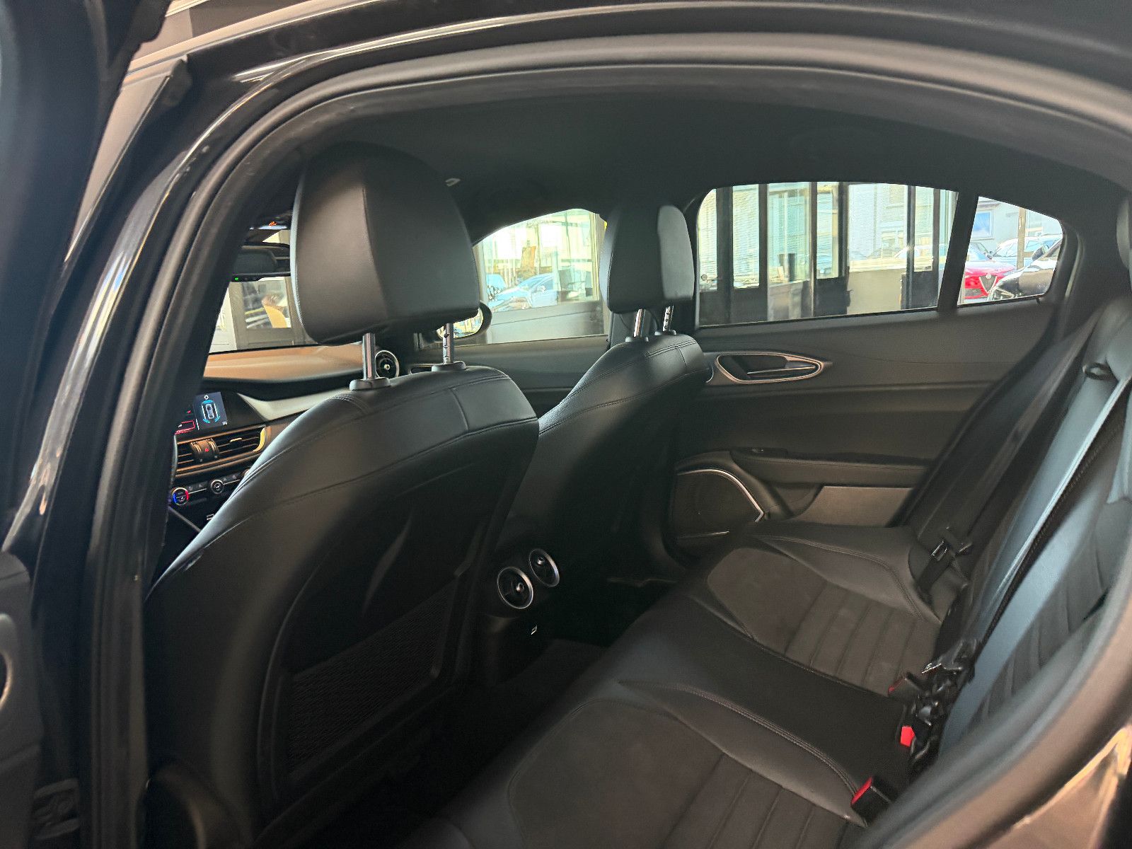 Fahrzeugabbildung Alfa Romeo Giulia Sprint /KAMERA/ALL-BLACK/CAR-PLAY