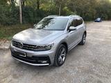 Volkswagen Tiguan Allspace 2.0 TDI SCR 140kW R-Line, Pano.  - silberne Volkswagen Tiguan Allspace