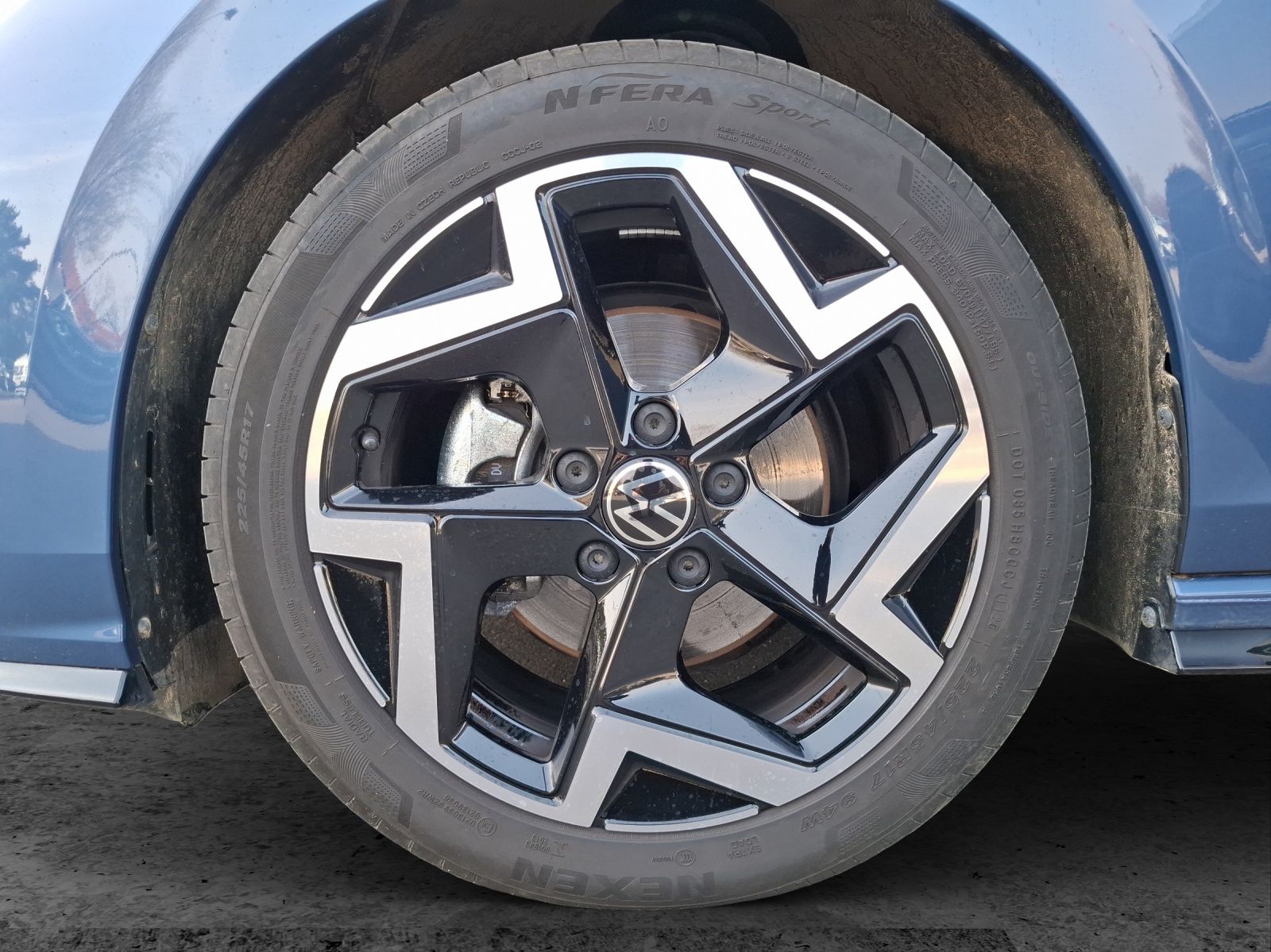 Fahrzeugabbildung Volkswagen Golf VIII TSI R-Line LED APP AID ACC RFK SH LHZ