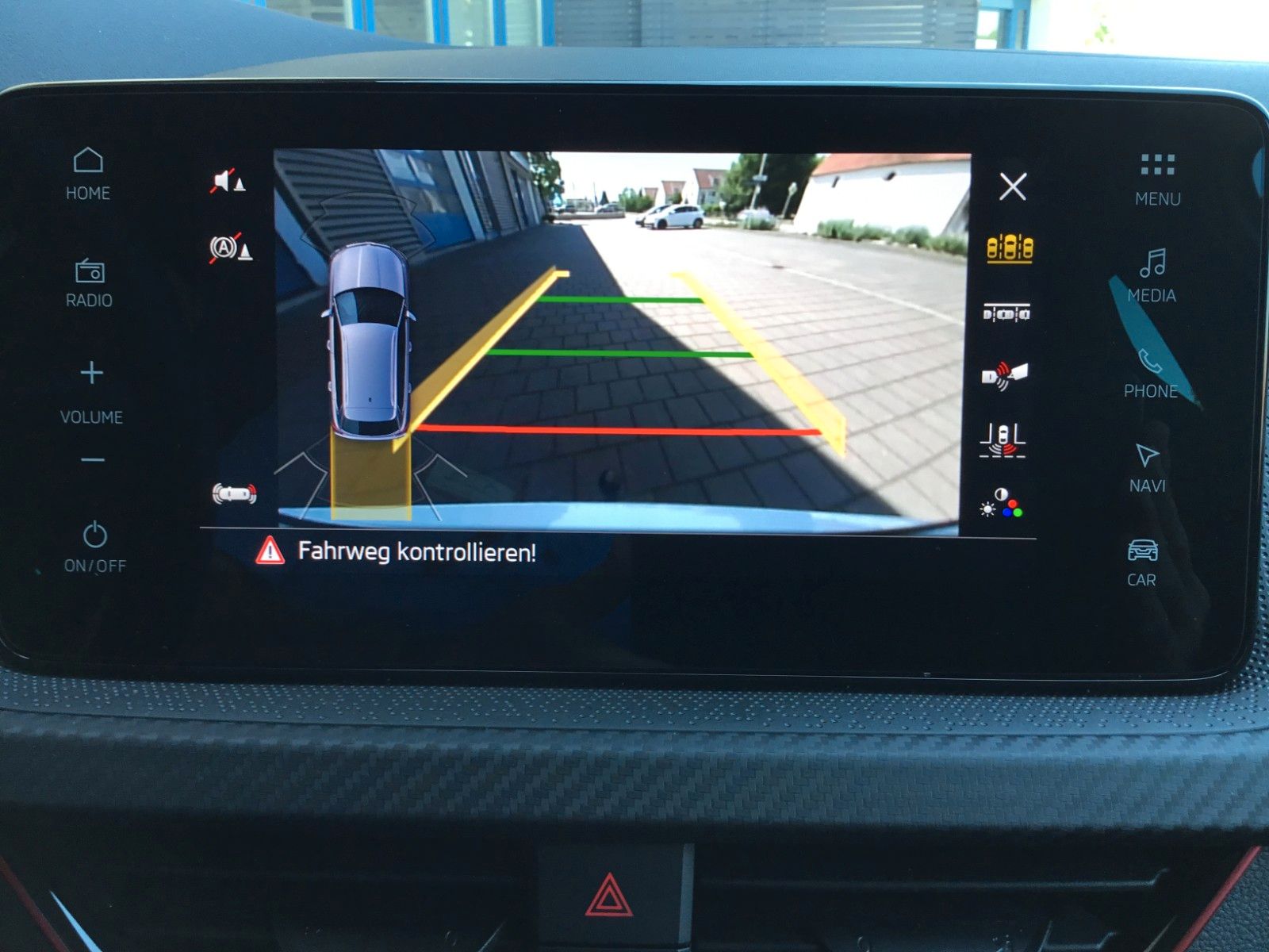 Fahrzeugabbildung SKODA Kamiq 1.5 TSI DSG Monte Carlo+AHK+Navi+Kamera