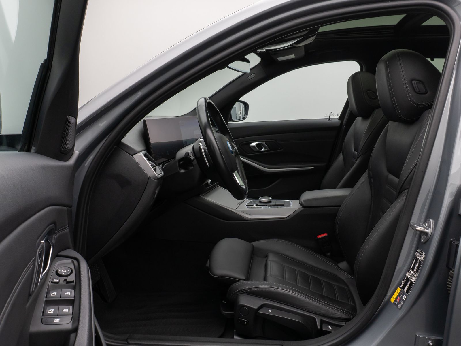 Fahrzeugabbildung BMW 330e Panorama Kamera HUD DAB HiFi AHK Sport Lede