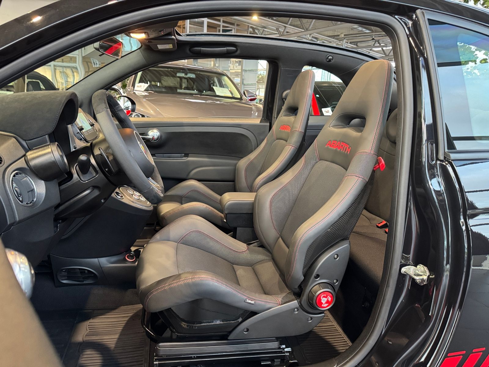 Fahrzeugabbildung Abarth 695C SABELT KLIMA BEATS NAV PDC ALU