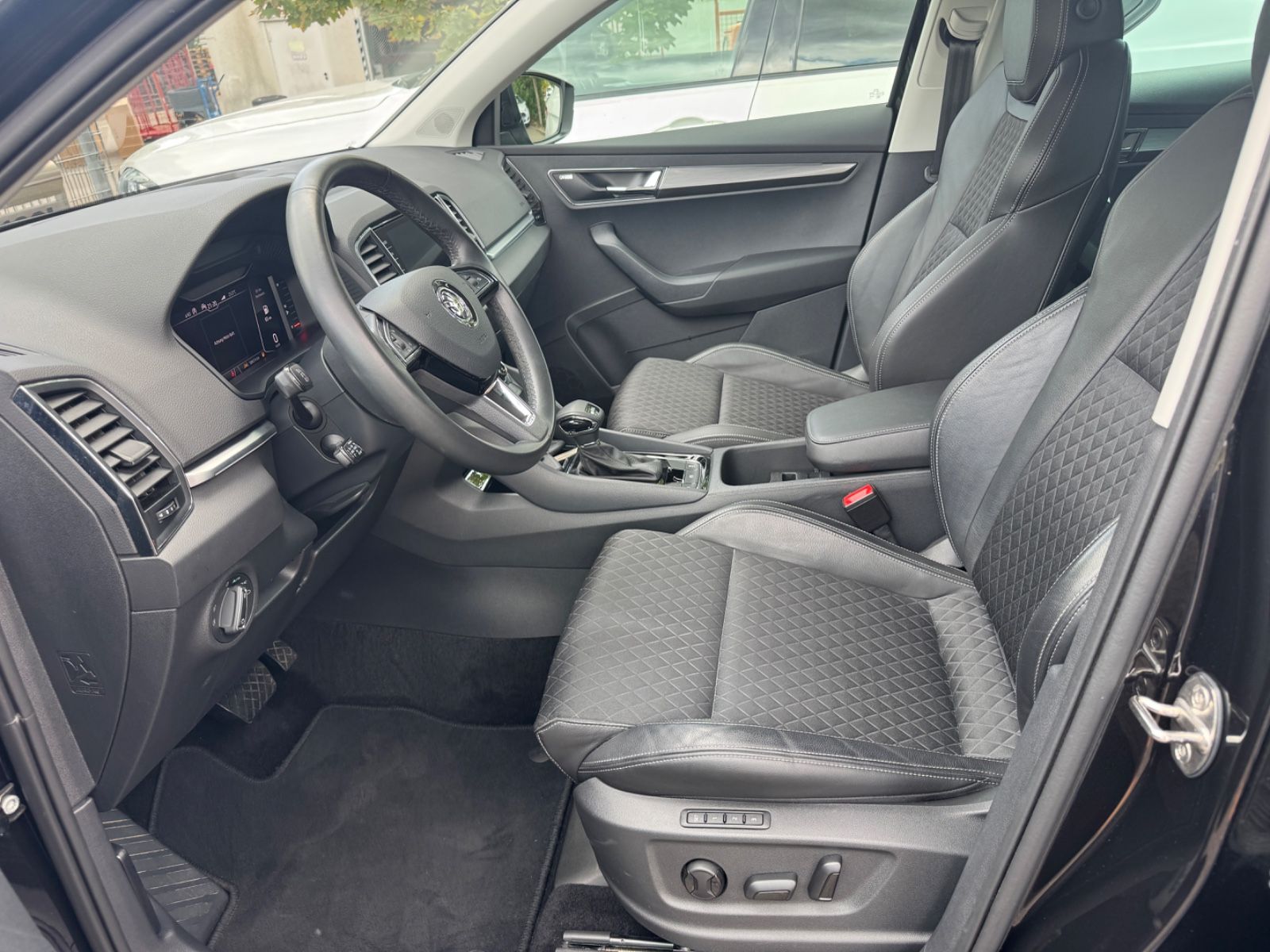 Fahrzeugabbildung SKODA Karoq Style LED+Navi+ACC+Kamera+Standheizung