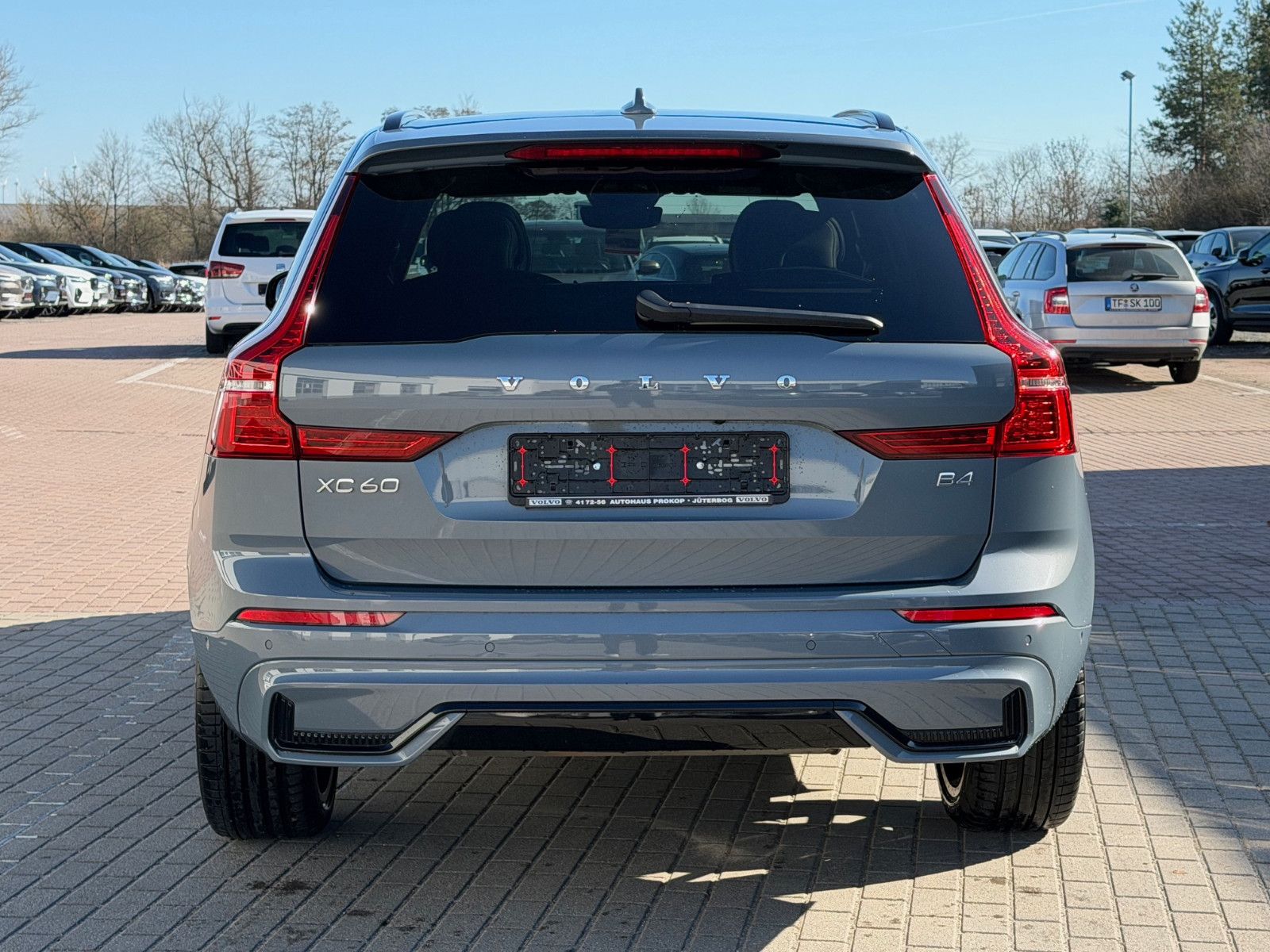 Fahrzeugabbildung Volvo XC60 B4 B Plus Dark*H&K*360°*PANO*AHK*STHZG*
