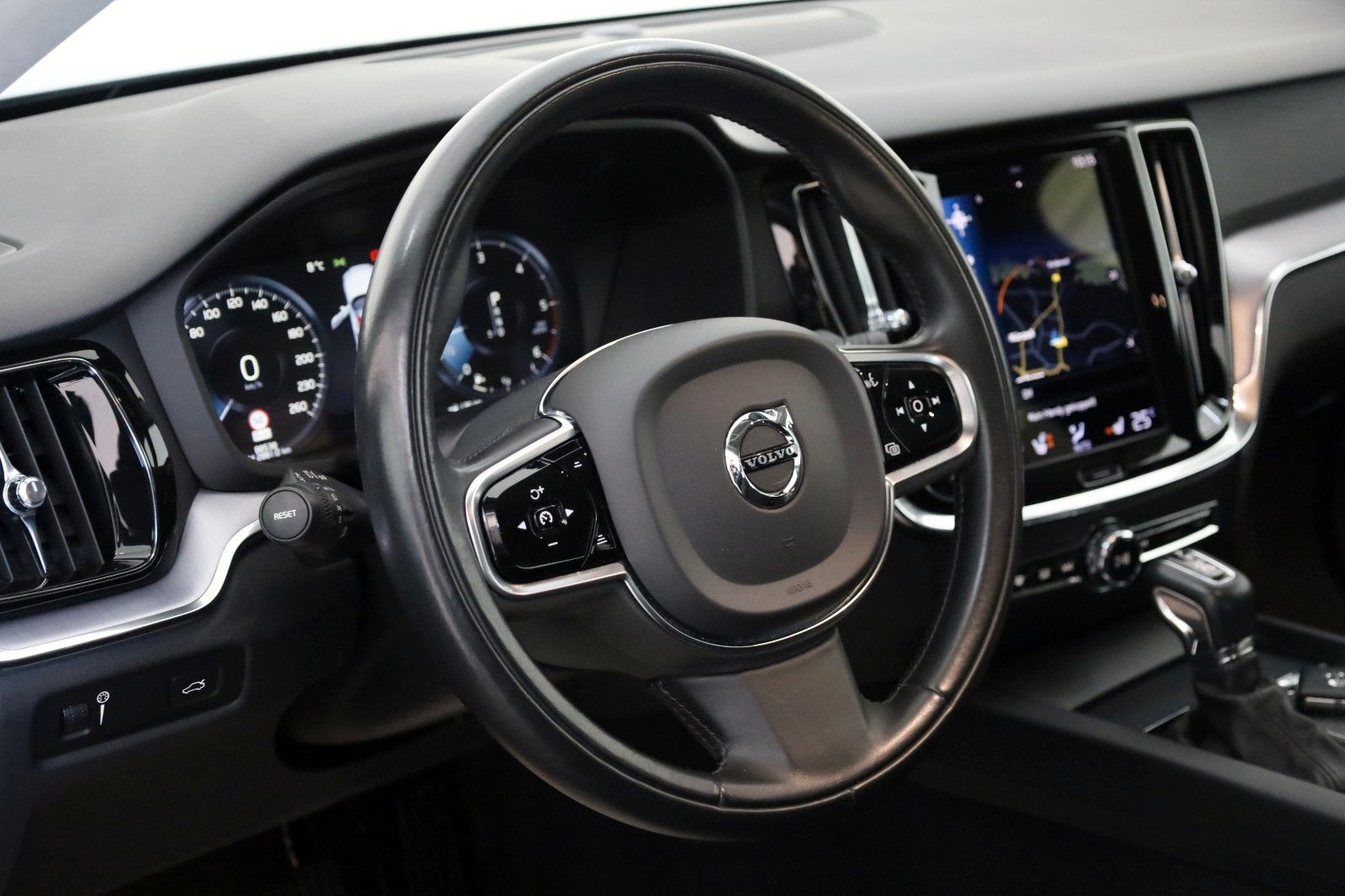 Fahrzeugabbildung Volvo V60 Momentum Pro,T.Leder,Navi,LED,SH,Kamera,DAB