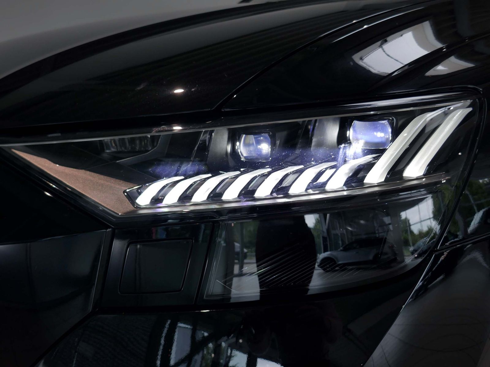Fahrzeugabbildung Audi RS Q8 quattro 4.0 V8 441 kW | LED RFK AHK Navi