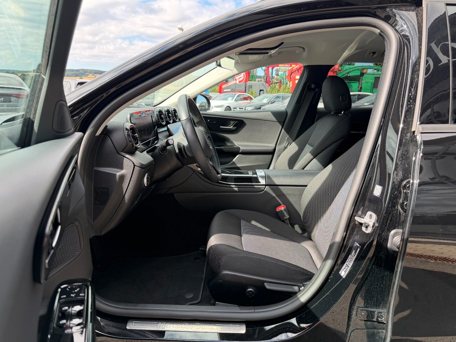 Fahrzeugabbildung Mercedes-Benz C 200d T RFK+SpurhaltA+EinparkP+SpiegelP+LED+IHC