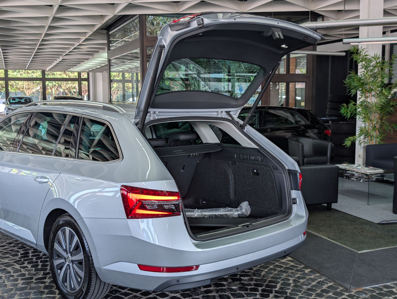 Fahrzeugabbildung SKODA Superb Premium 2.0 TDI PANO LEDER MASSAGE SOUND