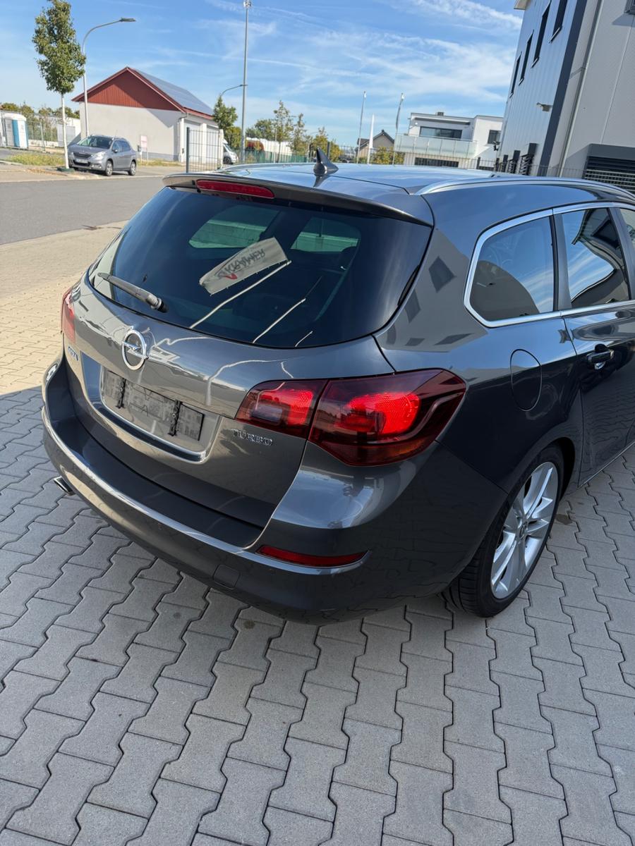 Opel Astra 2011 — engine 1.598 cm³, 179 HP (132kW)