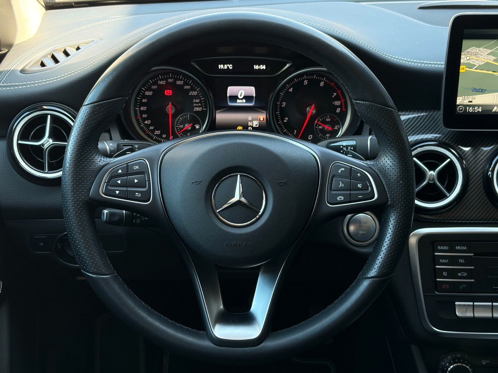 Fahrzeugabbildung Mercedes-Benz GLA 180 Urban Edition SHZ TEMP CAM NAVI BT LED