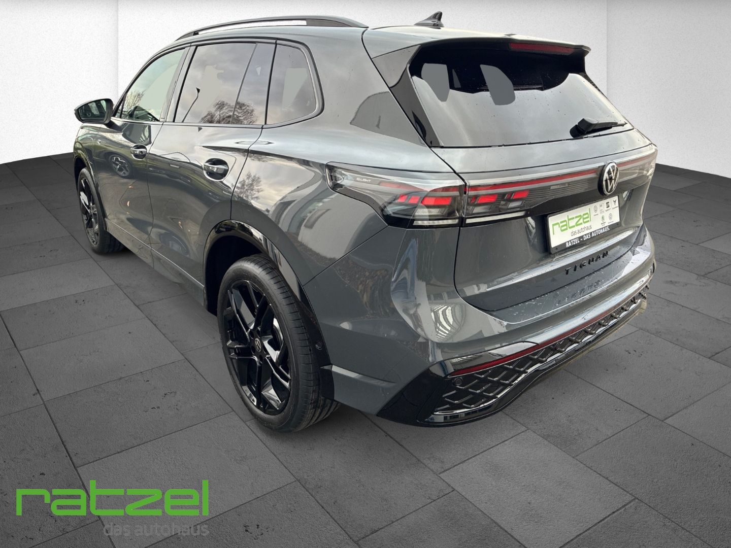 Fahrzeugabbildung Volkswagen Tiguan R-LINE eHybrid Standh.+AHK+HARMAN+IQ.Ligh