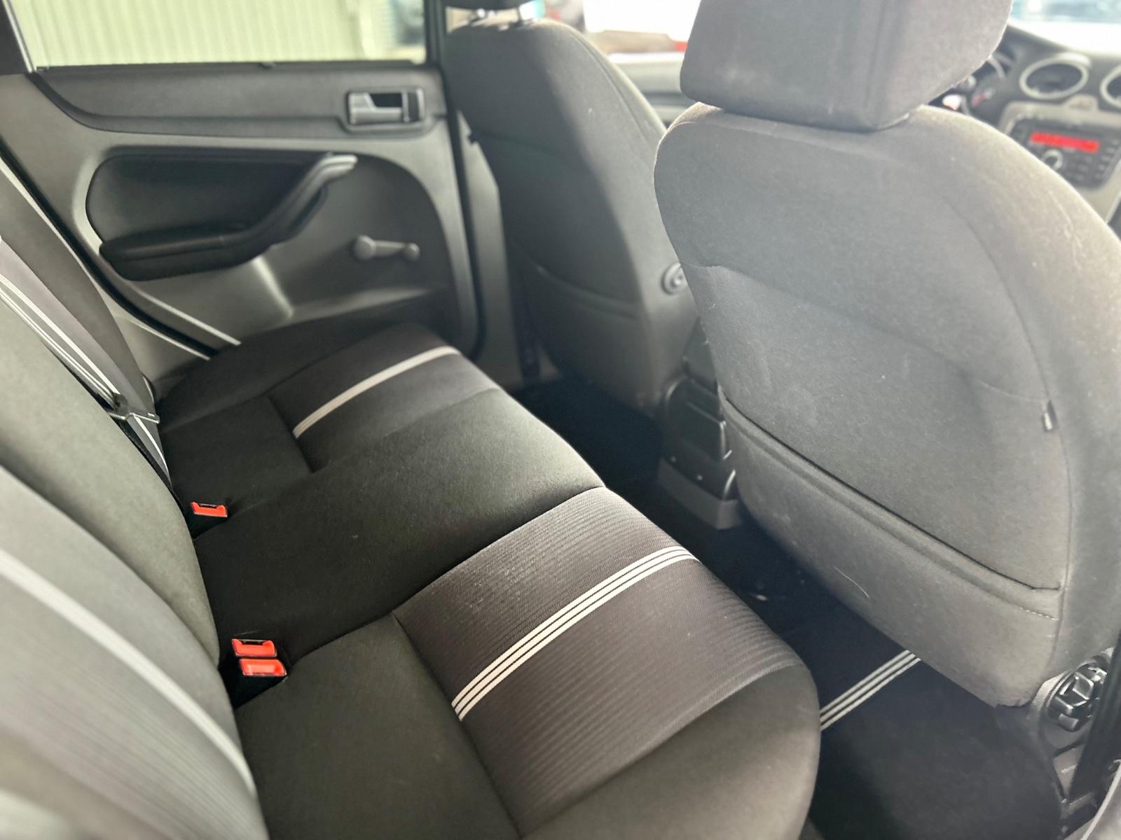 Ford Focus 2011 — photo 11