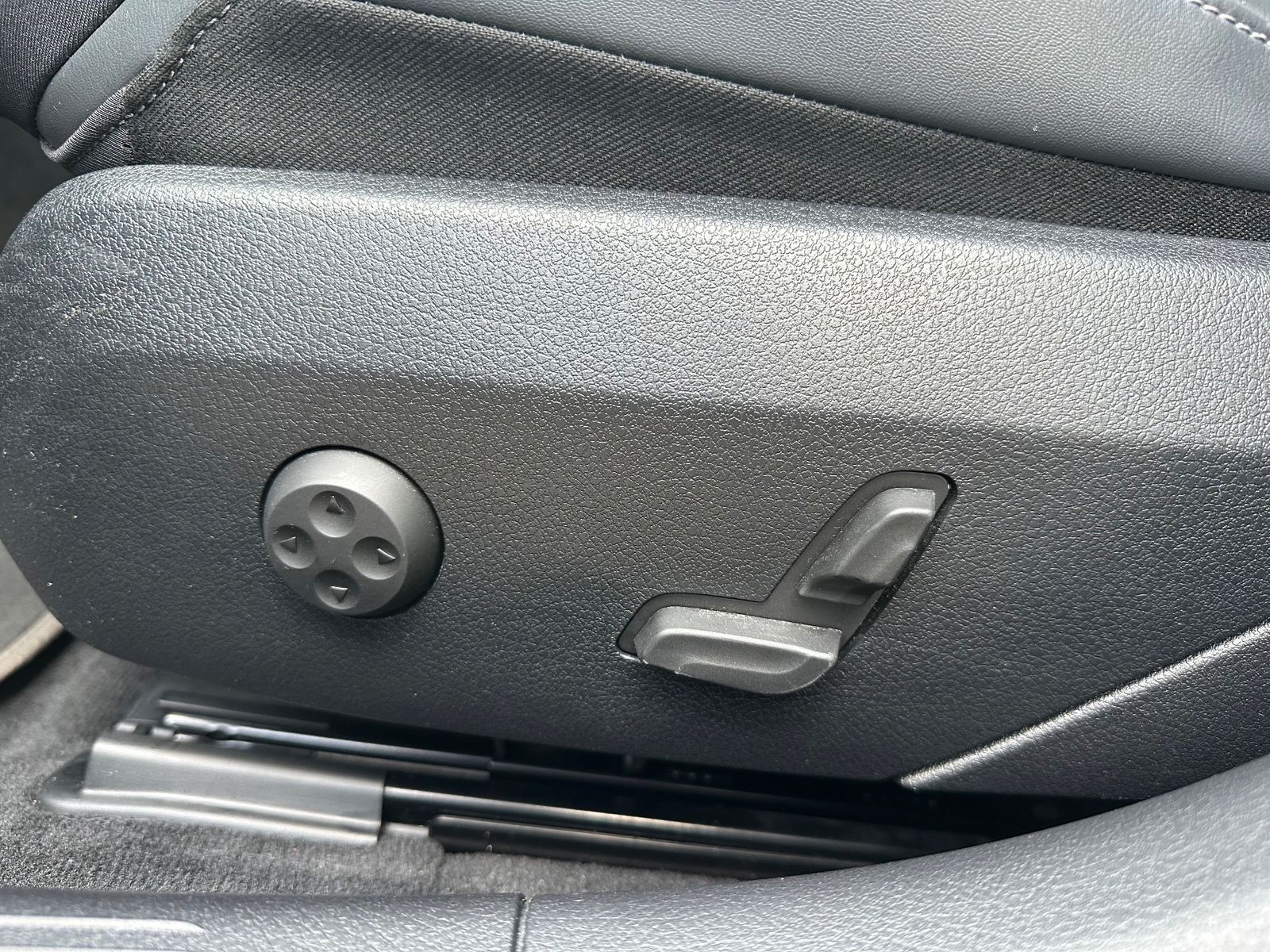 Fahrzeugabbildung Mercedes-Benz C 220 d T AMG-Line Night-Paket NAV+LED+KAM