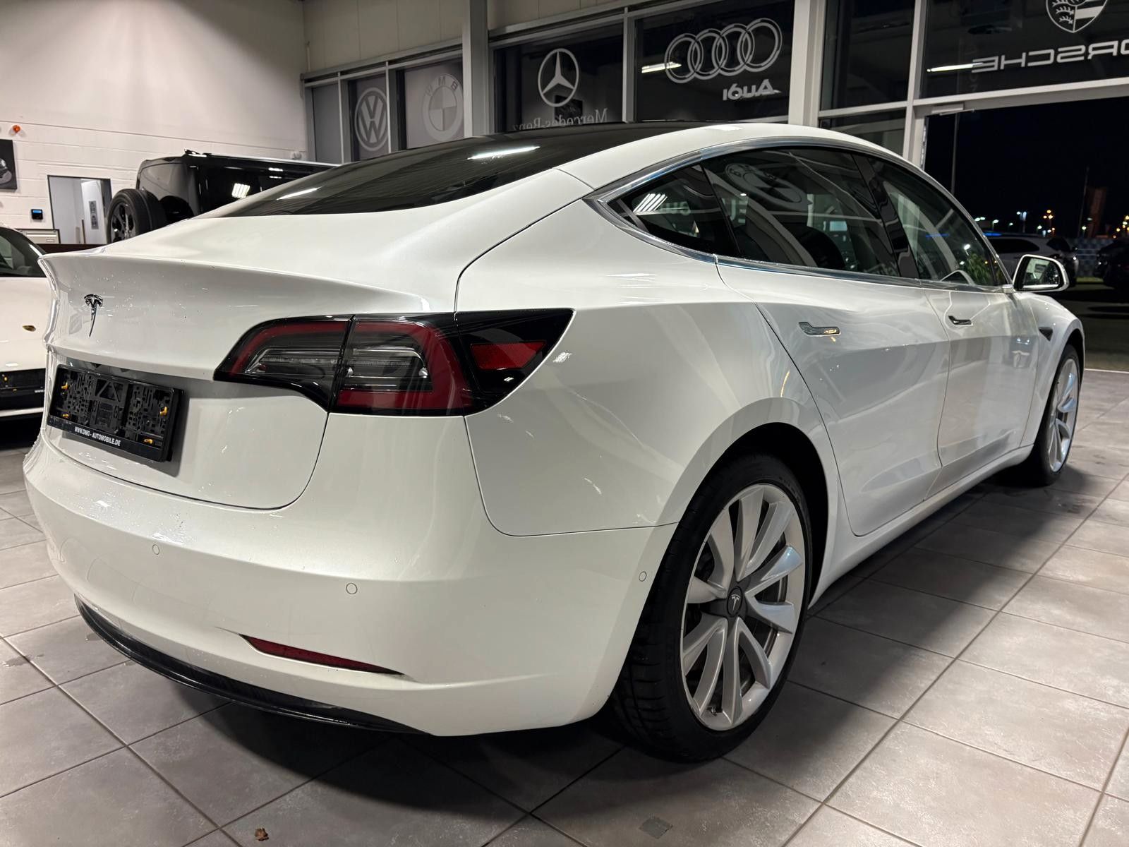 Fahrzeugabbildung Tesla Model 3 Standard Range Plus RWD