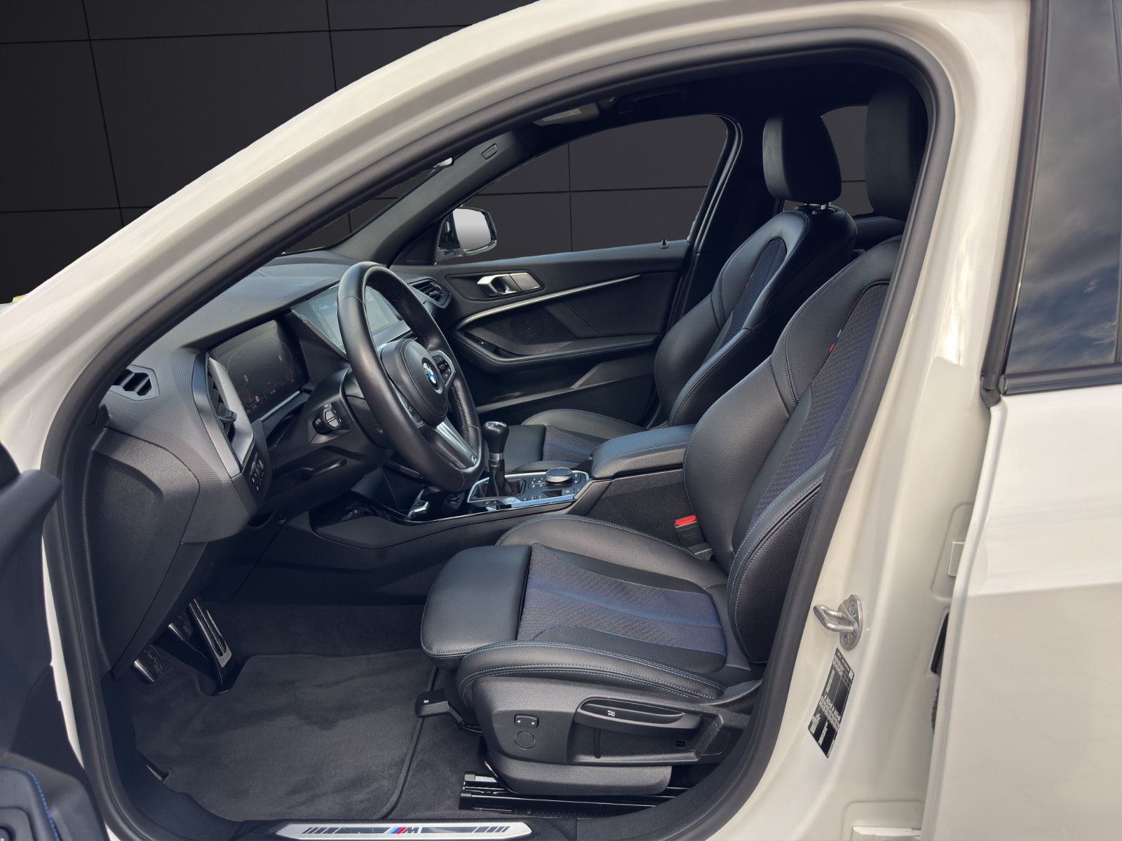 Fahrzeugabbildung BMW 118 i M Sport/Tempo/Navi/Ambiente/Apple CarPlay