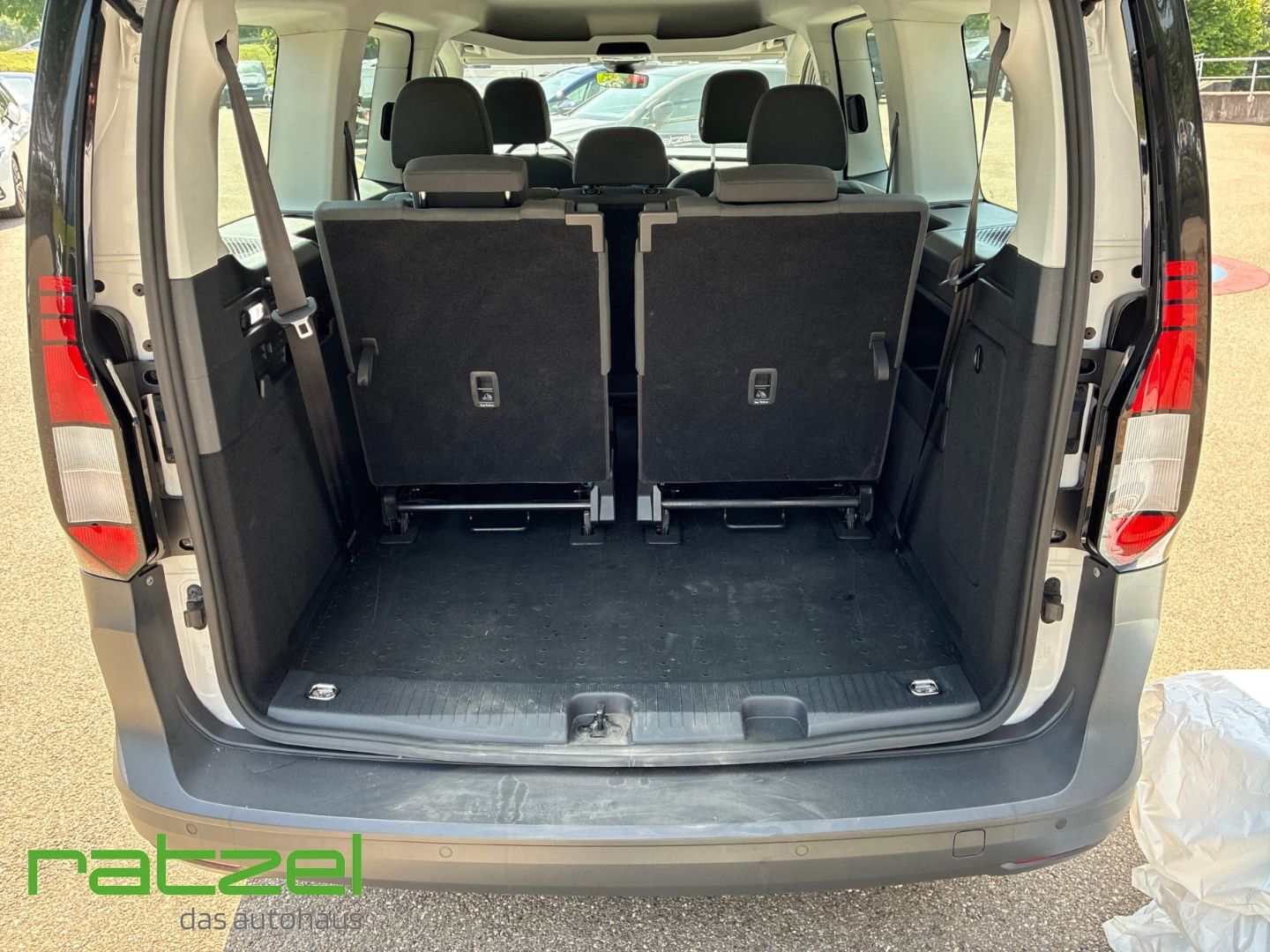 Fahrzeugabbildung Volkswagen Caddy Maxi Life LR 2.0 TDI Navi DAB Lane Assist