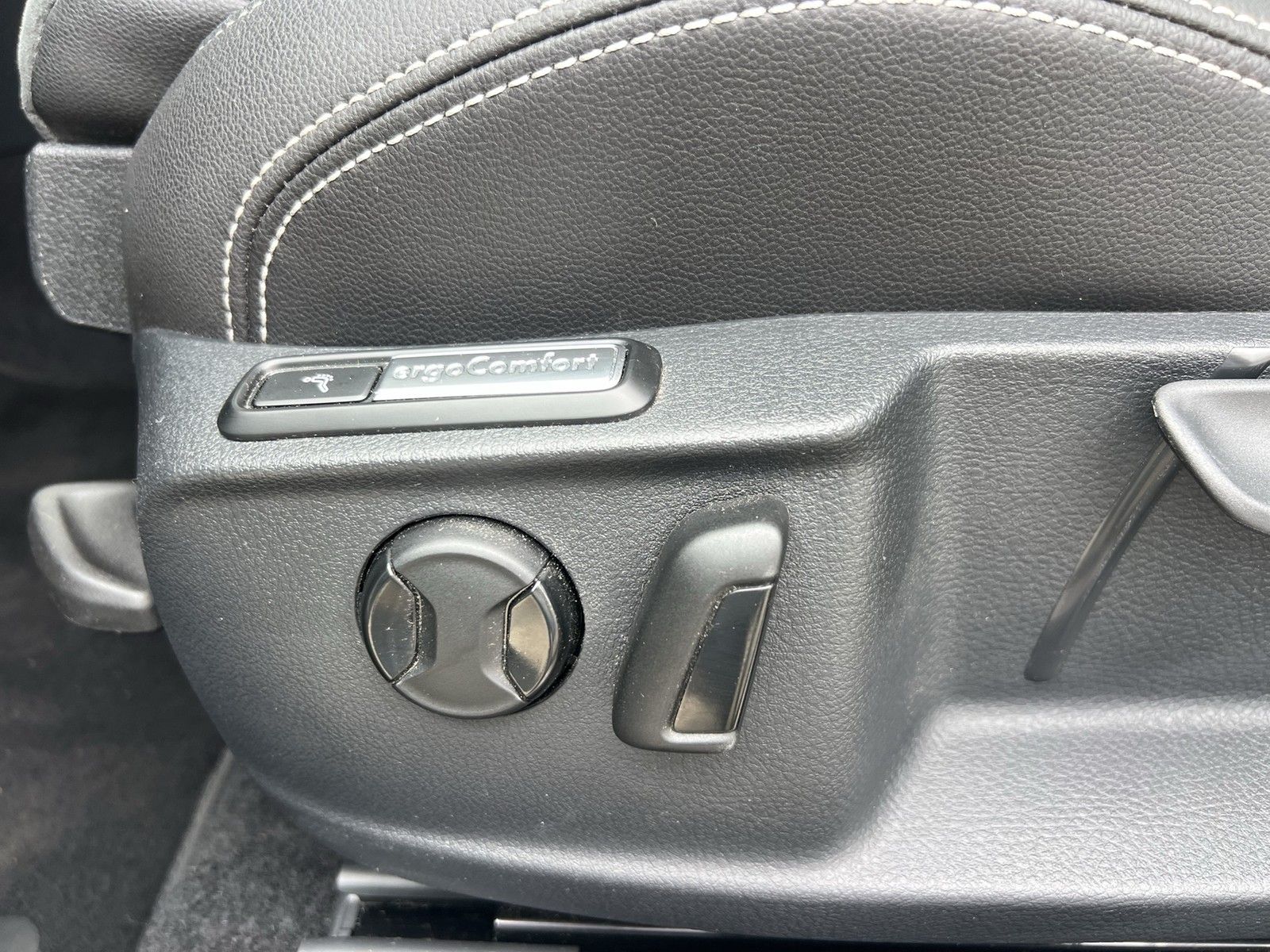 Fahrzeugabbildung Volkswagen Passat Variant TSI Elegance Matrix Navi ACC RFK