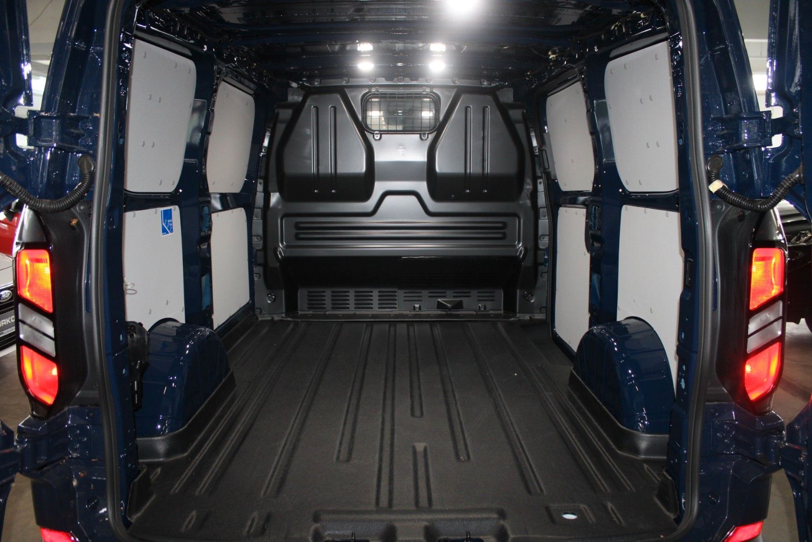 Fahrzeugabbildung Ford Transit Custom TREND L1 Kasten AHK + DACHTRÄGER