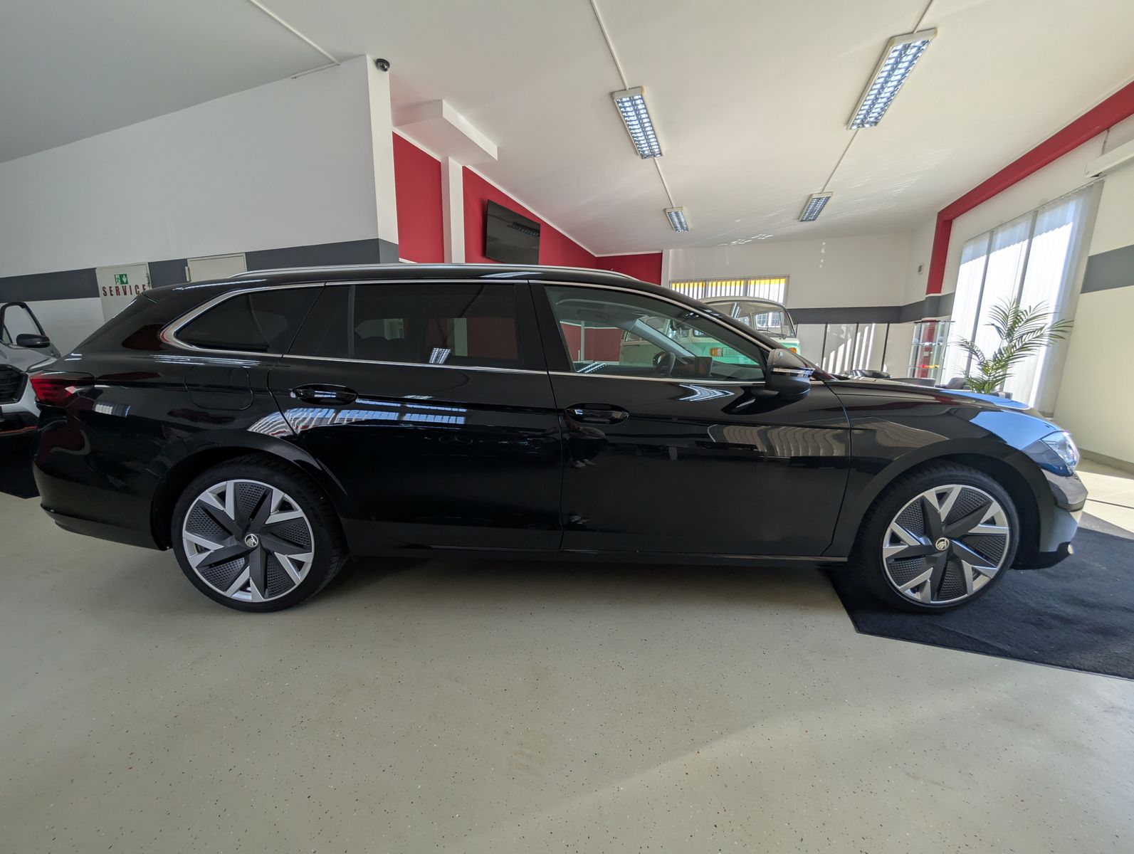 Fahrzeugabbildung SKODA Superb IV 2.0TDI DSG 4x4 MATRIX ACC NEUES MODELL