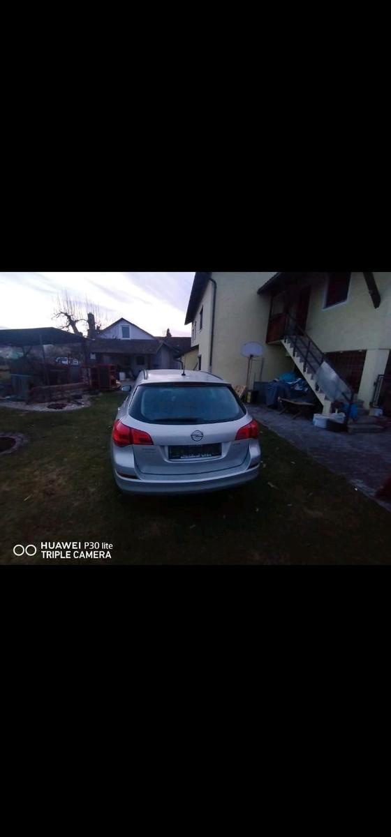 Opel Astra 2011 — photo 5