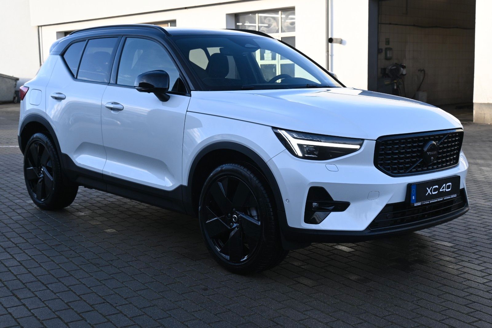 Fahrzeugabbildung Volvo XC40 B4 DKG Plus Black Edition*STDHZG*360*ACC