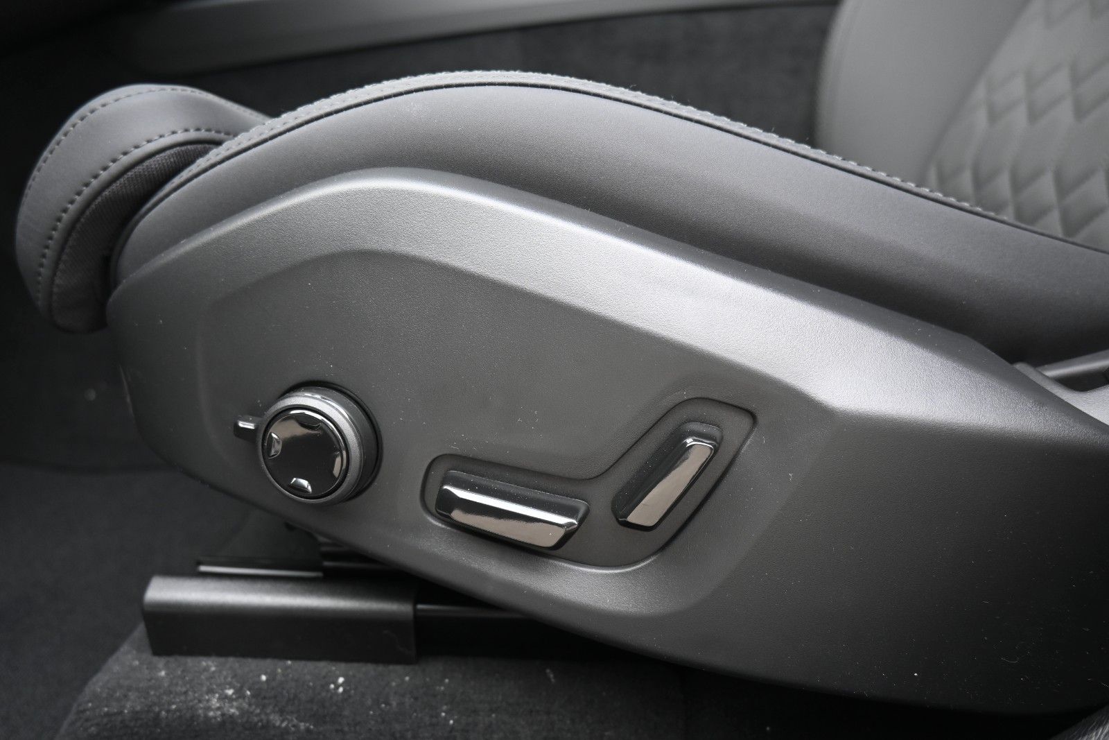 Fahrzeugabbildung Volvo XC60 B5 AWD Plus Dark*FSHZG*360°*ACC*AHK