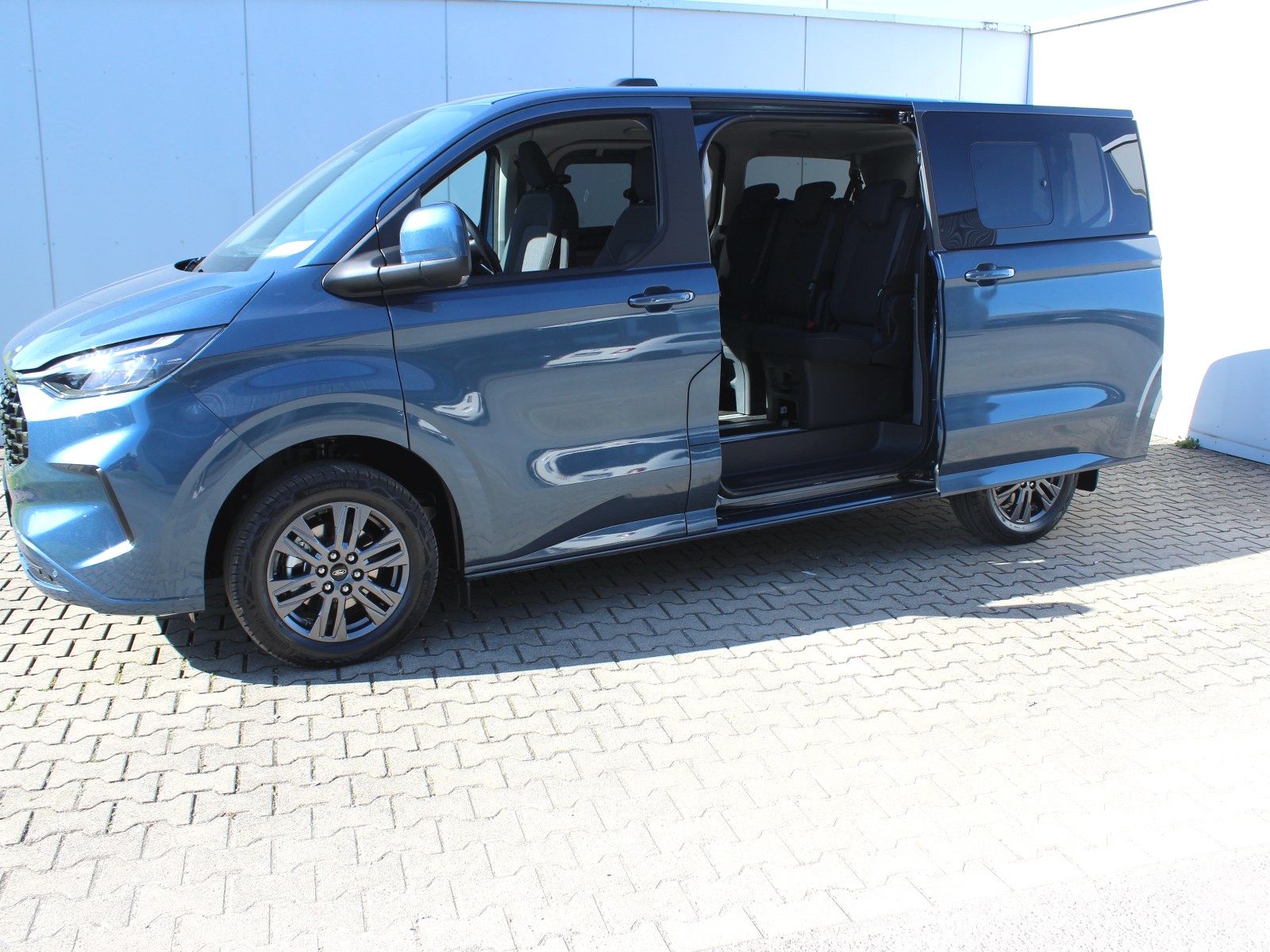 Fahrzeugabbildung Ford Tourneo Custom 320 L1 Tourneo Titanium FWD