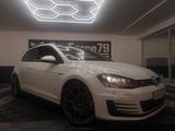 Volkswagen GOLF GTI ISOFIX KLIMA PANORAMA LED SITZHZG - mit Benzin-Antrieb: Sportwagen