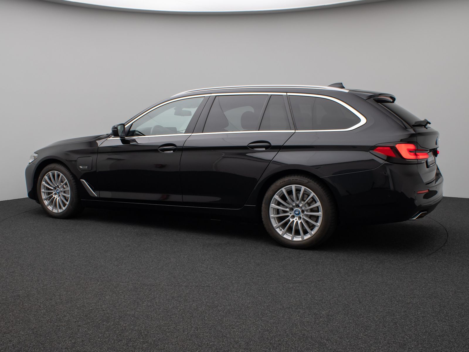 Fahrzeugabbildung BMW 530e Kamera DAB HiFi CockPitPro Fernlichtassist
