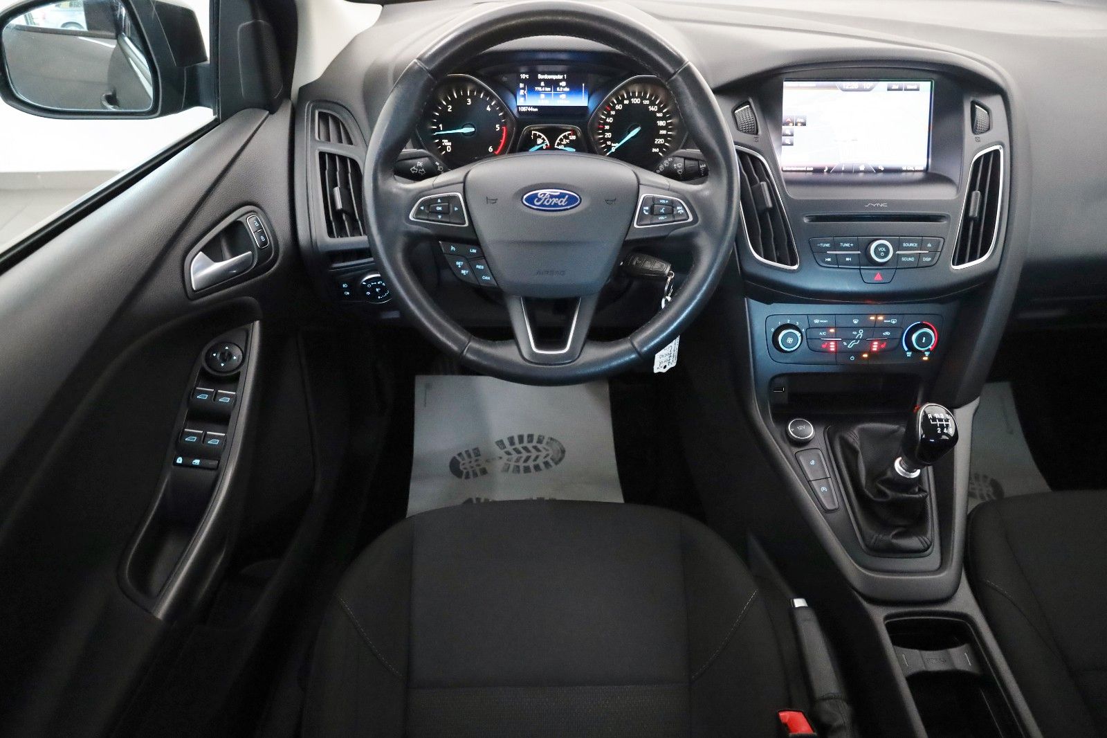 Fahrzeugabbildung Ford Focus Lim. Business,Tempomat,PDC,Navi,SH,SR+WR