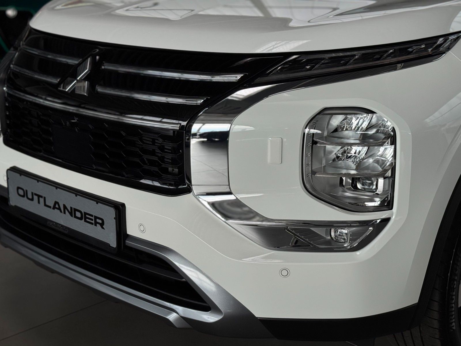 Fahrzeugabbildung Mitsubishi Plug-in Hybrid Outlander Intro Edition