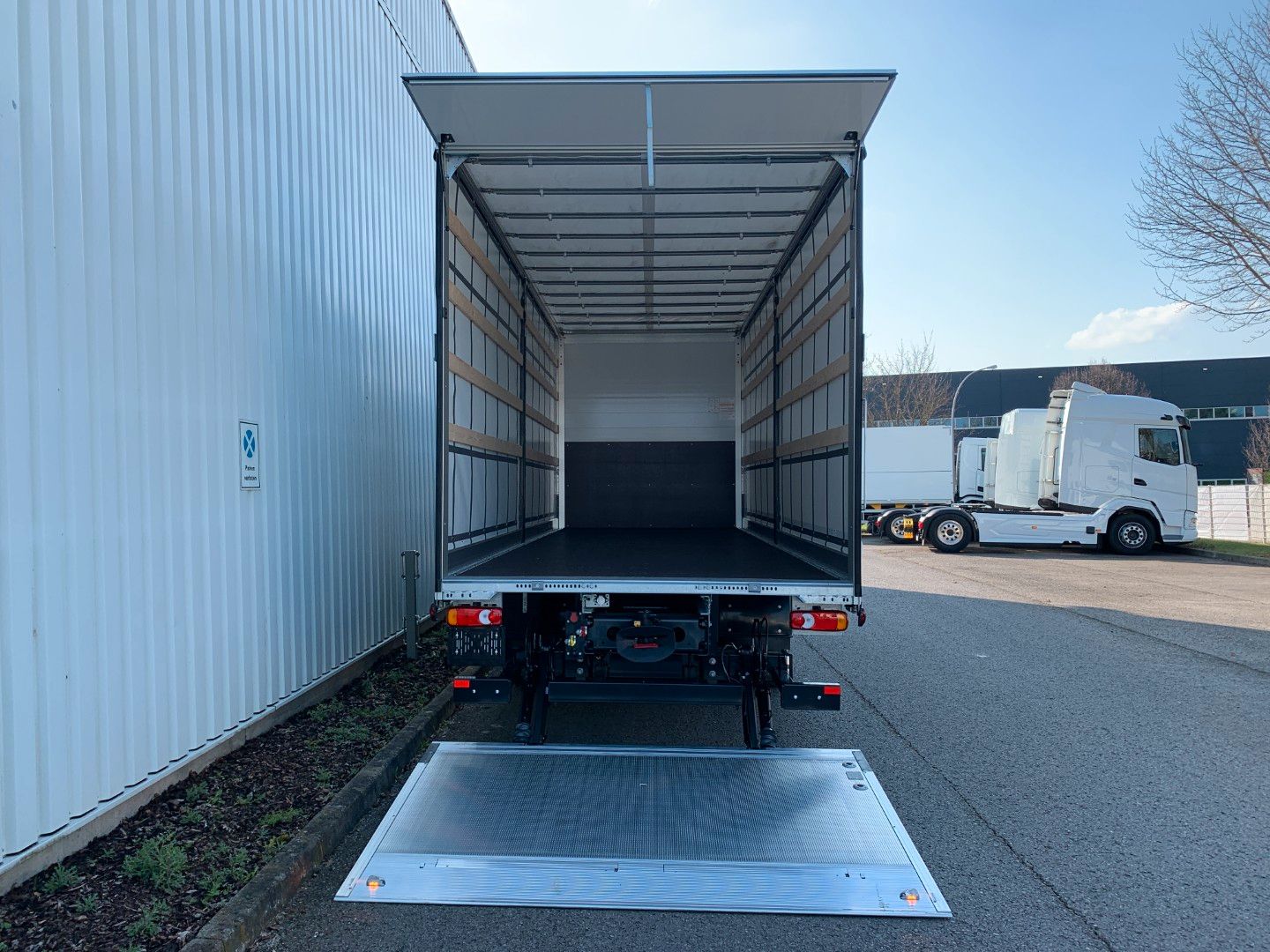 Fahrzeugabbildung DAF FA XB 290 16t Curtainsider
