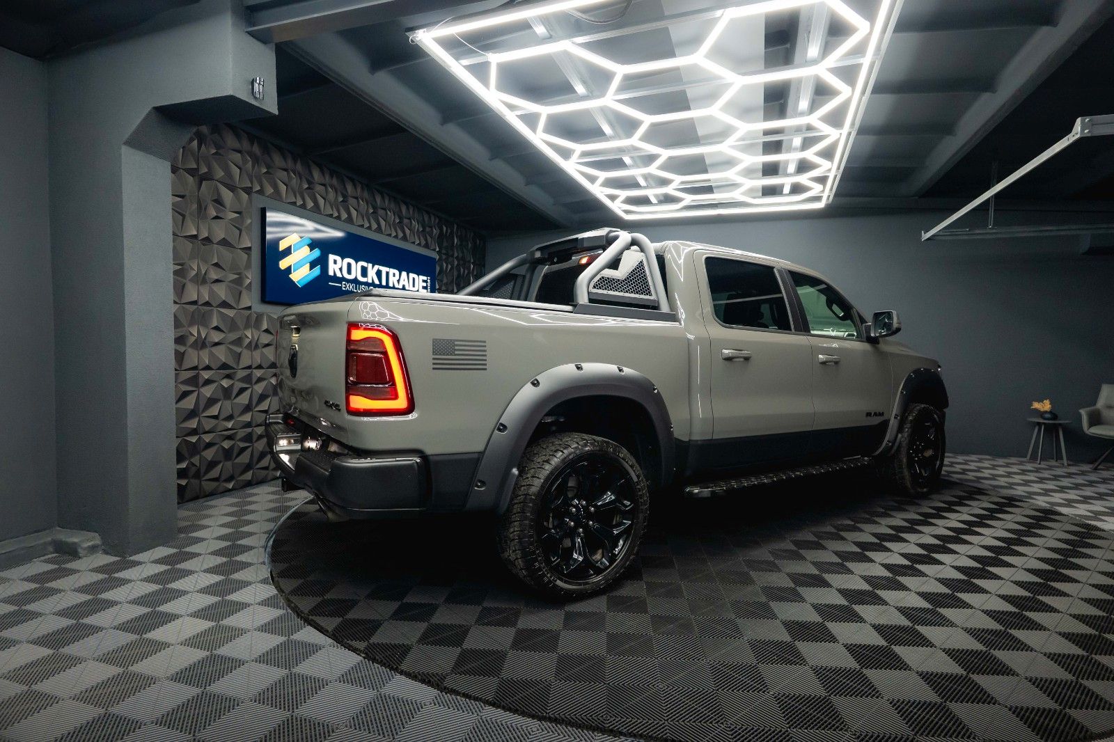 Fahrzeugabbildung Dodge RAM 5.7 V8 HEMI 4x4 NIGHT Laramie ARMY STYLE 19%