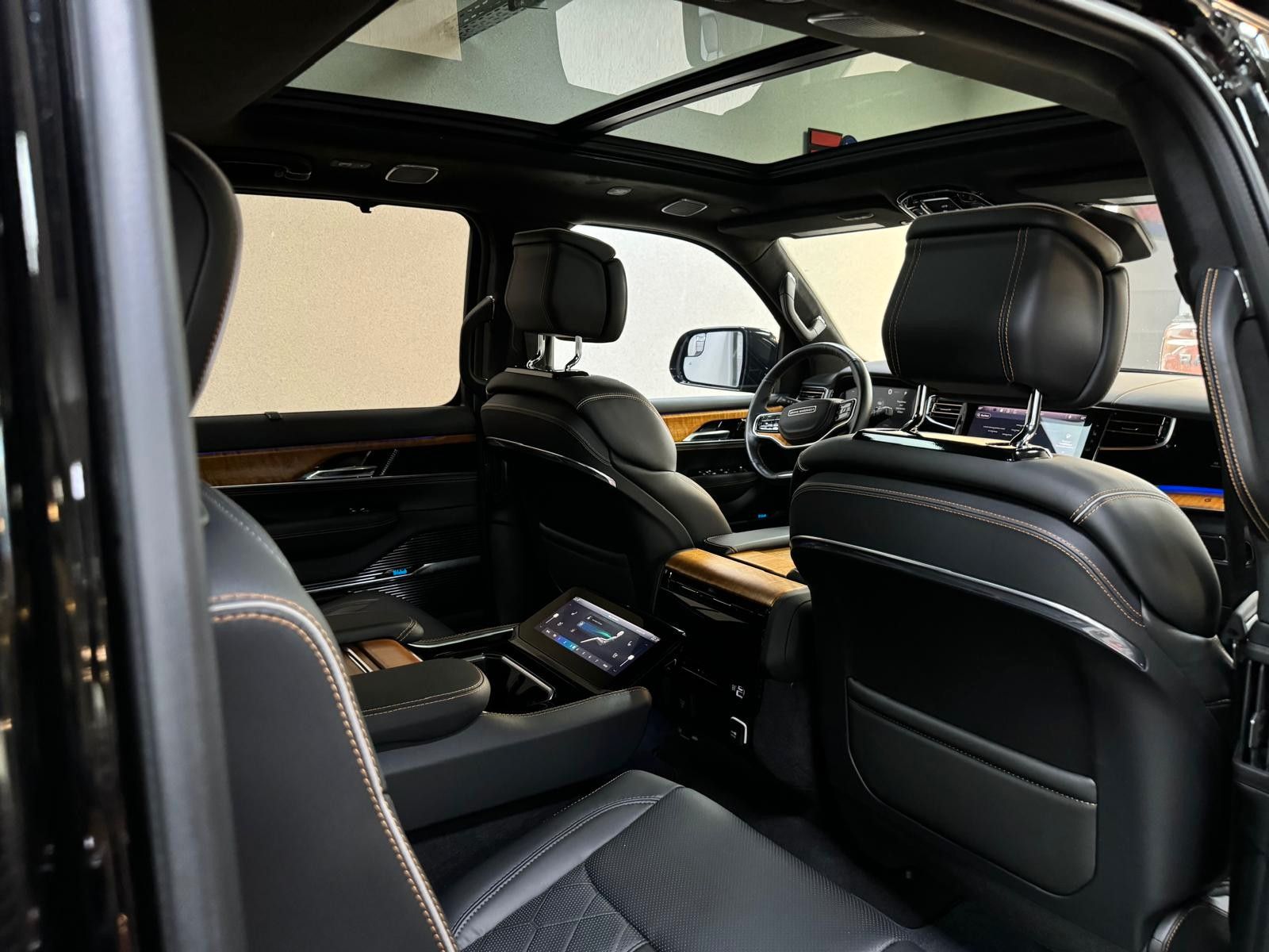 Fahrzeugabbildung Jeep GRAND WAGONEER SER. III BLACK LINE-24"6.4L V-8 .