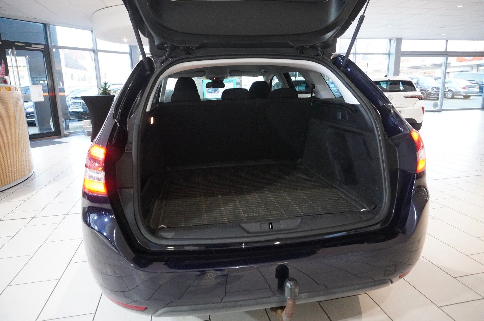 Fahrzeugabbildung Peugeot 308 SW 1.6 HDI ACTICE NAVI/SH/PDC/TEMP/SPORT/AHK