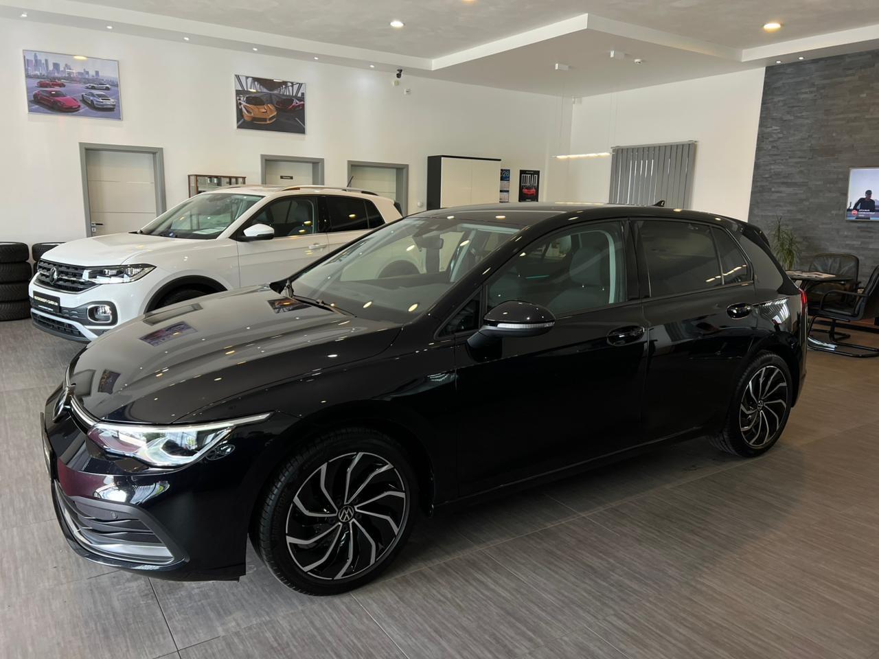 Volkswagen Golf 8 LIM. 1.5TSI*NAV*MATR*DIGI*KAM*AHK*ACC*17"