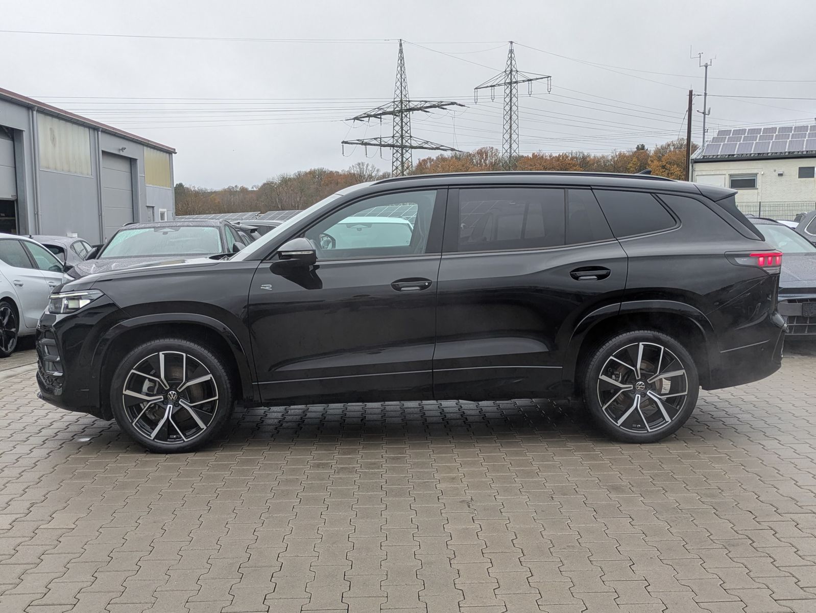 Fahrzeugabbildung Volkswagen Tayron 2.0 TDI 4M R-Line BLACK*7Si*MATRIX*PANO