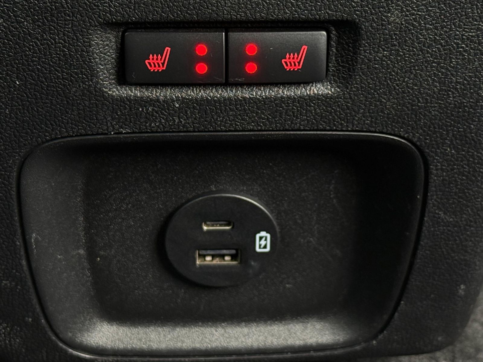 Fahrzeugabbildung Ford Kuga 2.0 PHEV ST-Line X LED+NAVI+SHZ+KAM+AHK+HuD