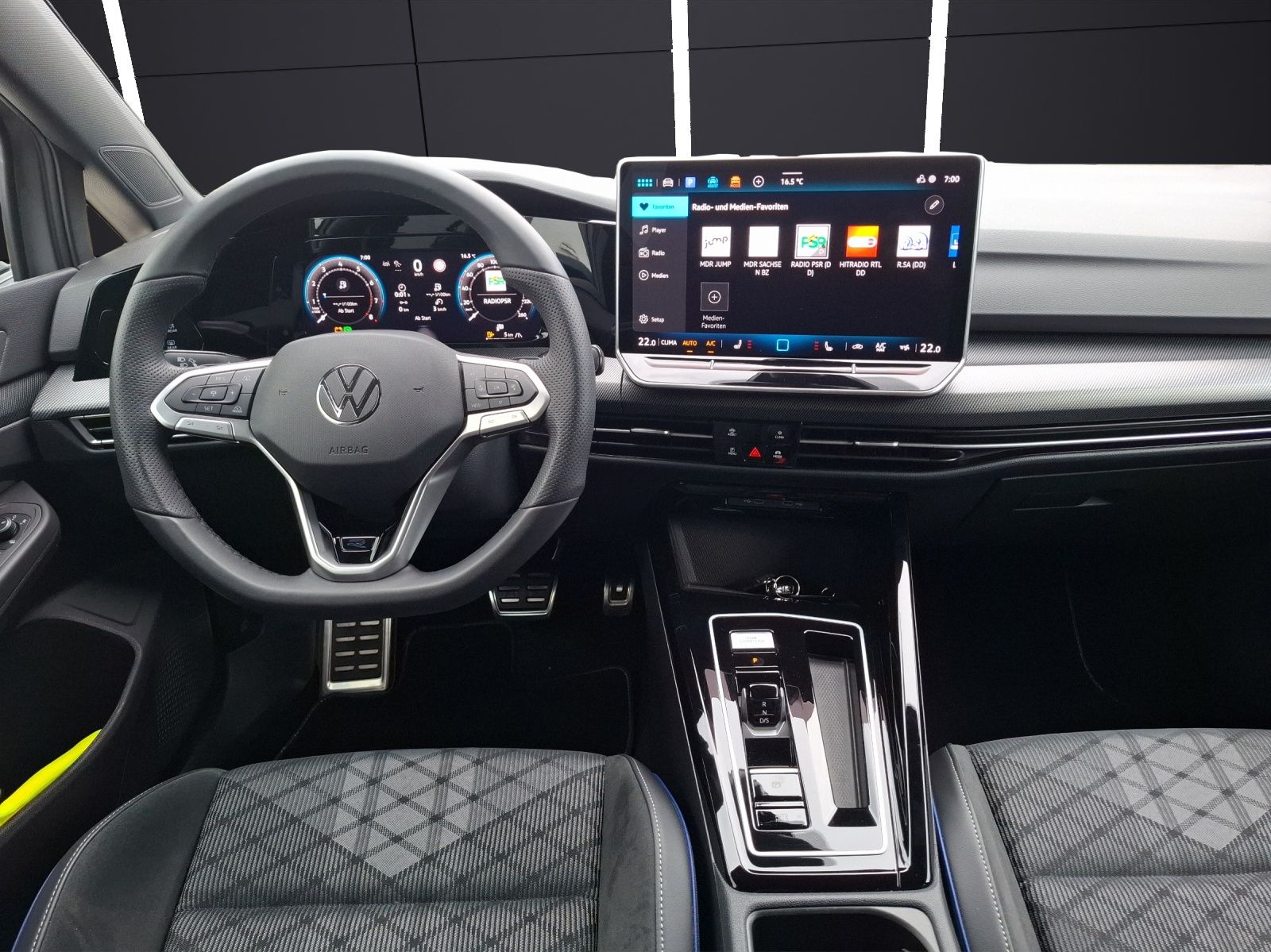 Fahrzeugabbildung Volkswagen Golf VIII Variant eTSI R-Line DSG Standhzg. LED