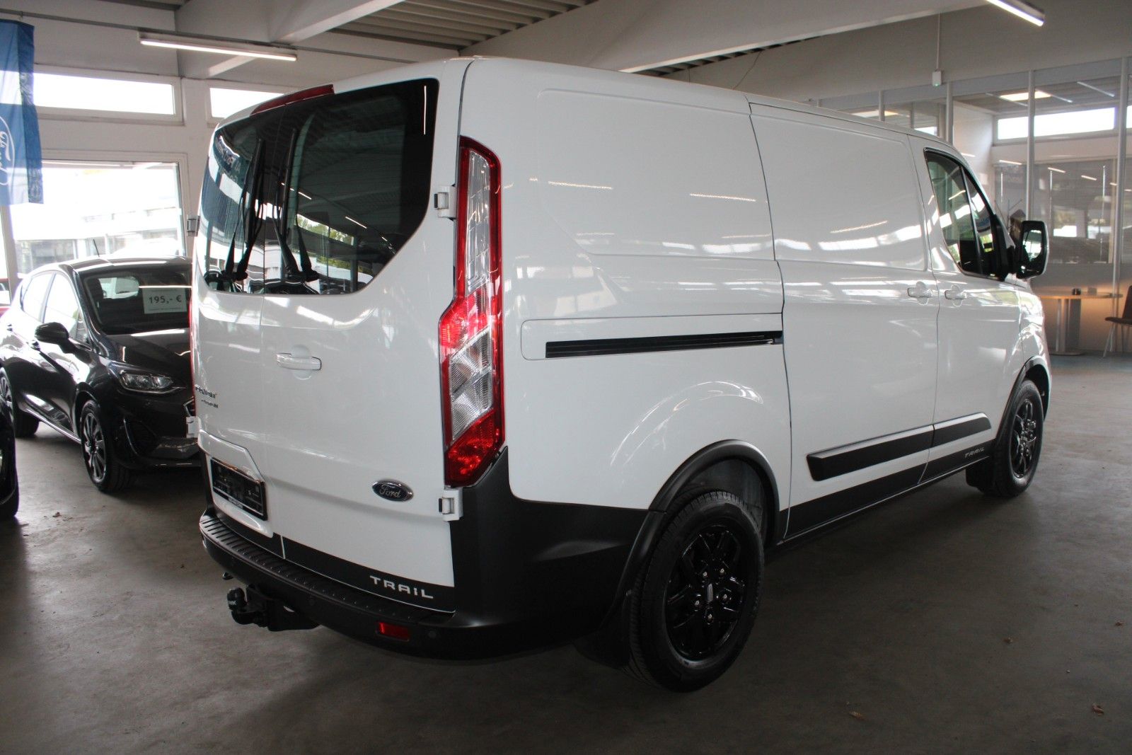 Fahrzeugabbildung Ford Transit Custom TRAIL AHK Bott Einrichtung Leder