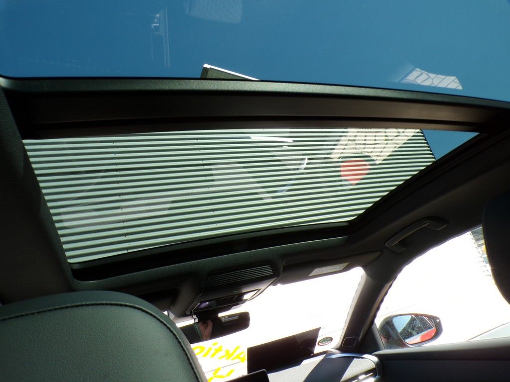 Fahrzeugabbildung Volkswagen T-Roc R-Line 1.5 l eTSI DSG Pano*Keyless*AHK*IQ