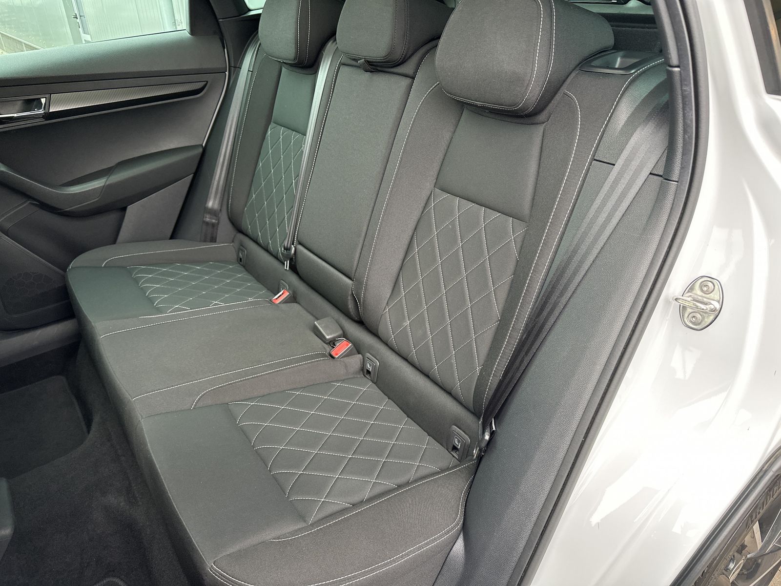 Fahrzeugabbildung SKODA Karoq 1.5 TSI DSG Sportline NAV+MATRIX+AHK+PANO