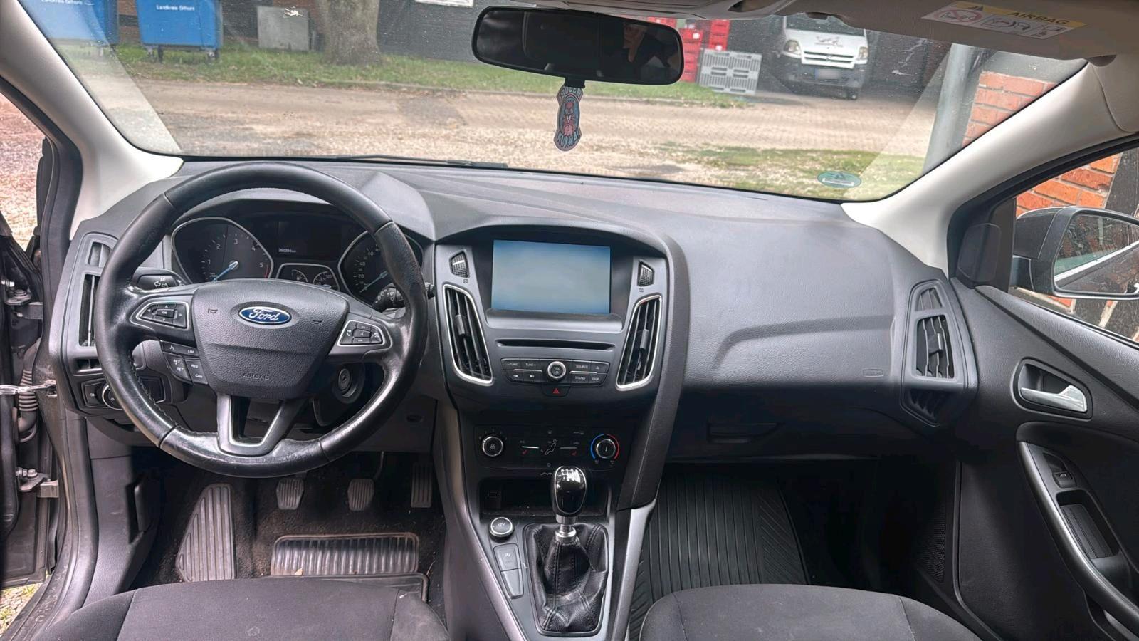 Ford Focus 2015 — interior