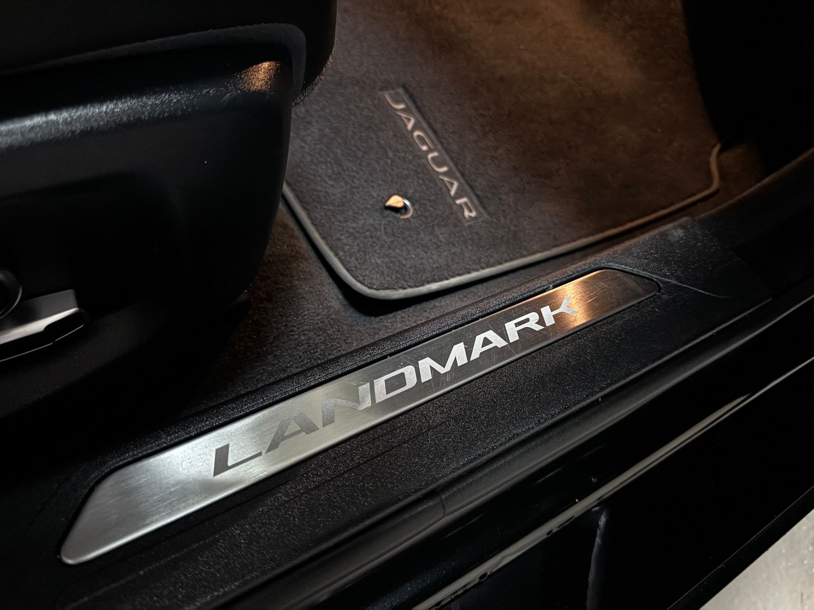 Fahrzeugabbildung Jaguar XE 2.0 d 8GT LANDMARK R-SPORT BLACK EDITION VOLL