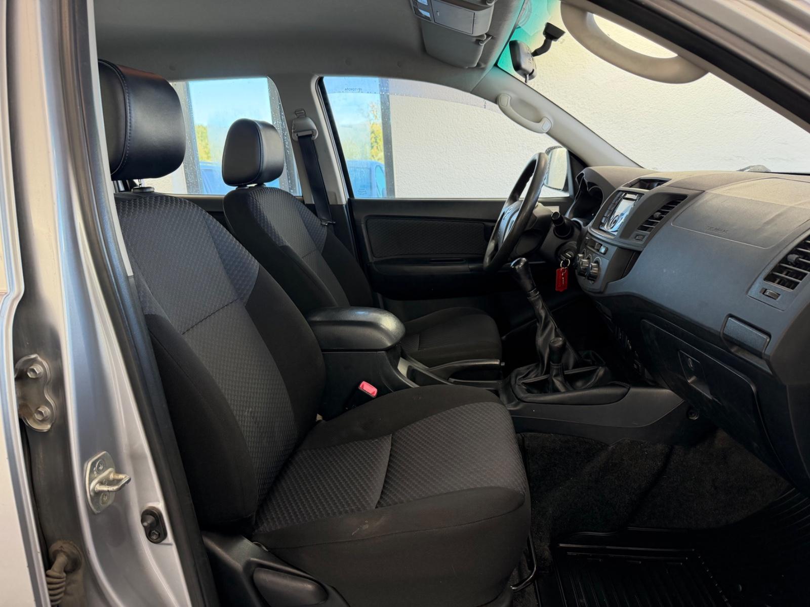 Toyota Hilux Double Cabine 2.5 D-4D | 144 ch | BVM | Feux diurnes LED | Vitres surteintées | Blocage de différentiel arrière
