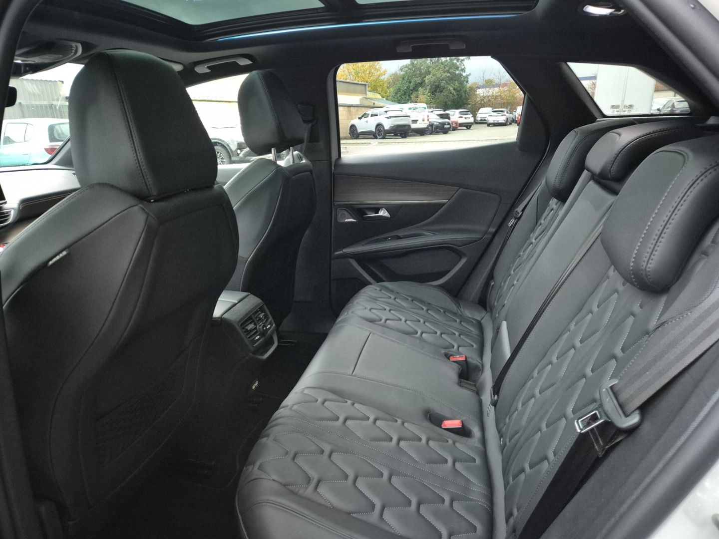 Fahrzeugabbildung Peugeot 3008 Hybrid 225 GT El. Panodach Navi Leder Digit